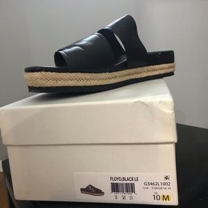 Black sandal, comfortable and flat